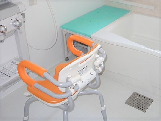 シャワーや鏡が付いた浴室には一人用の浴槽があり、ベンチやシャワーチェアもある。