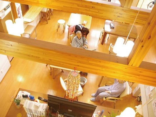 天井から見下ろした施設内のリビング。梁が見えるデザインの施設内の様子