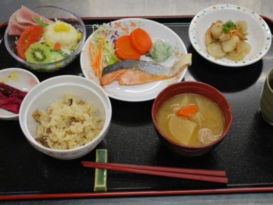 毎日のお食事はご入居者様の健康をしっかりとサポートできるような献立となっております。