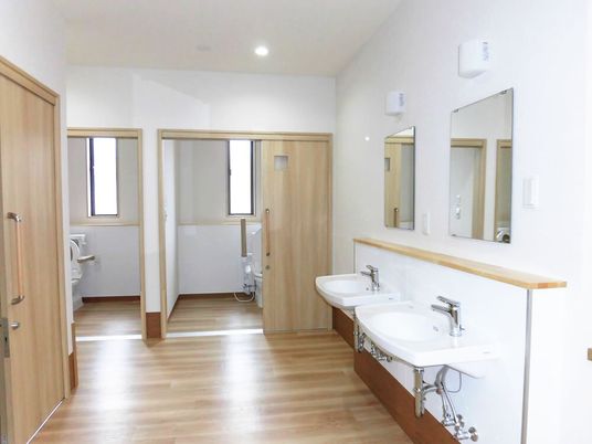 トイレが2つ並べられている施設内のトイレスペースの様子。洗面台があるスペース