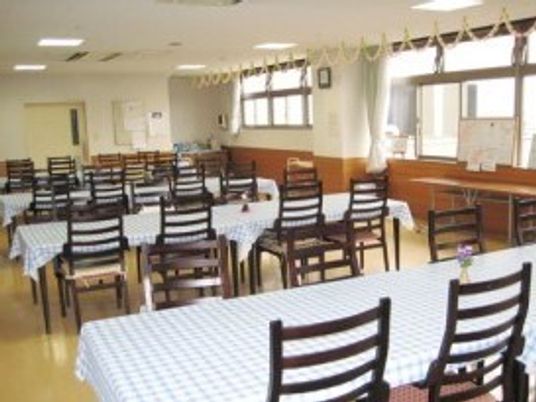 広々とした施設内の食堂の様子。窓から外が見える明るい部屋