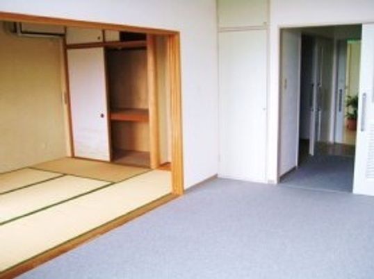 和室がついたタイプの部屋の様子。エントランスが奥の方に見えている写真
