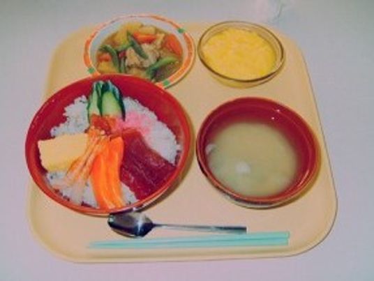 施設で出されている食事の一例。海鮮丼とみそ汁、そのほかのおかず類
