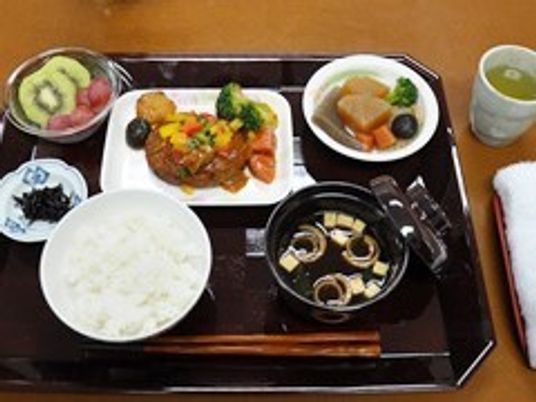 ごはんとおかずが数種類並んでいる豪華なメニュー。施設の食事の一例