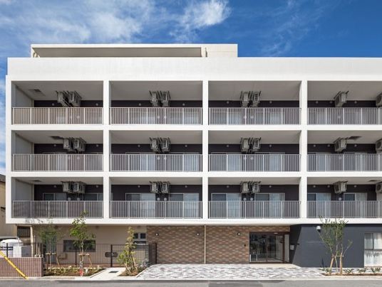 鉄骨造４階建ての建物の外観写真。マンションのような設計の建物