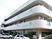3階建ての建物は白を基調としていて、ベランダが各フロアにつき、屋外階段も設置されている。