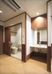 トイレと洗面所が隣同士に設置され、洗面所は車いす対応の仕様、トイレも広く作られている。
