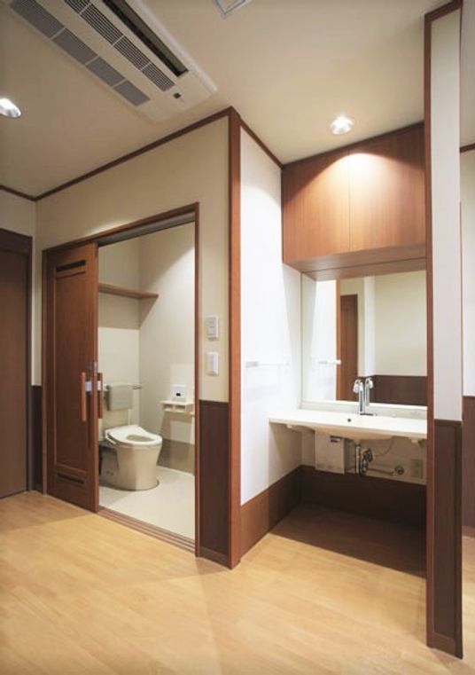 トイレと洗面所が隣同士に設置され、洗面所は車いす対応の仕様、トイレも広く作られている。