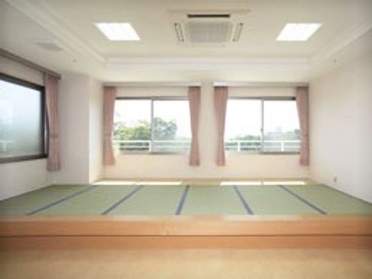 畳敷きの本格的な和室には大きな窓が3つ付き、明るく日当たりのいい場所となっている。