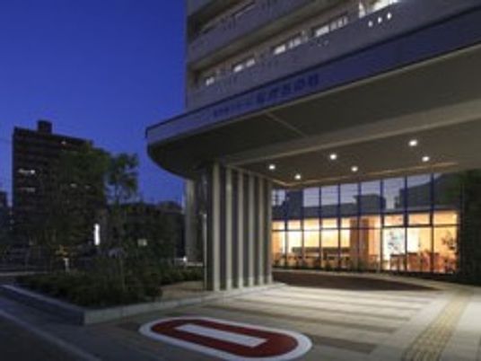 薄暗くなってきた夕暮れの玄関先。周辺には緑があり、横断歩道も設置されている。