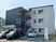 マンション風の建物と駐車場スペースが写っている写真。高齢者向け住宅の外観