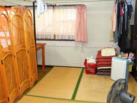 リビングの一角にある畳コーナー。ぬいぐるみや座布団などが置かれている。