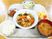 白いご飯にみそ汁、メインの中華料理やフルーツといった料理が並ぶ豪華な内容。