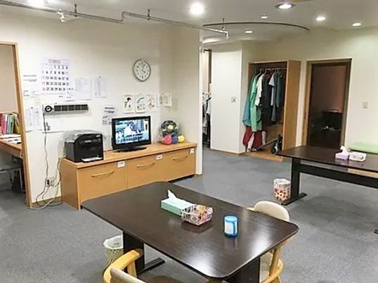 テレビやテーブル、いすが置いてあるリビング。ゆとりある配置が施してある様子