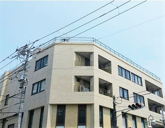 ３階建ての建物の外観写真。鉄骨造の建物を外側から見たもの