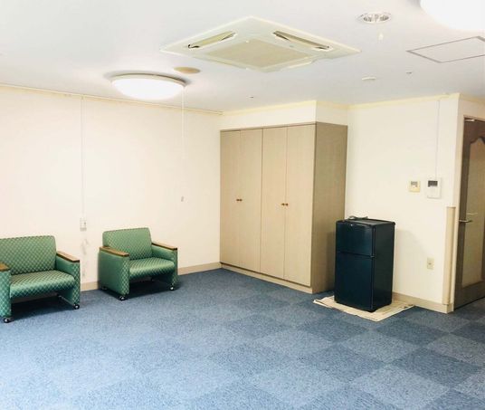 ソファが置いてある共有スペースの様子。収納や日用品が置いてあるスペース