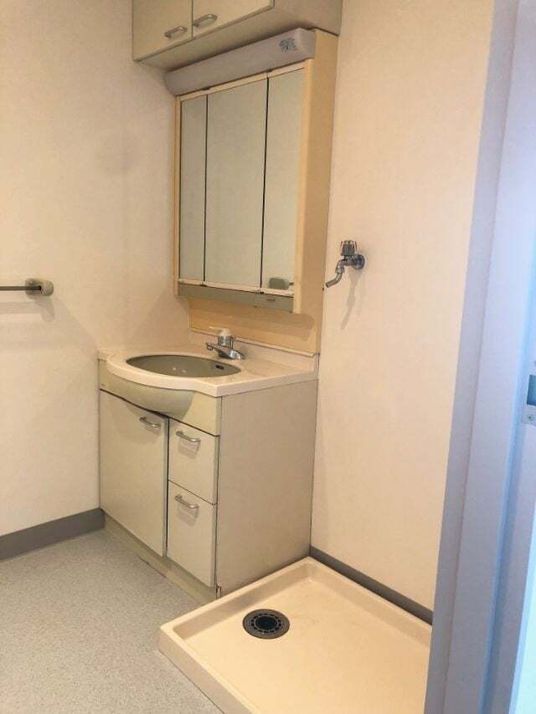 洗面台と洗濯機置き場が用意されている施設の居室の一角。設備の写真
