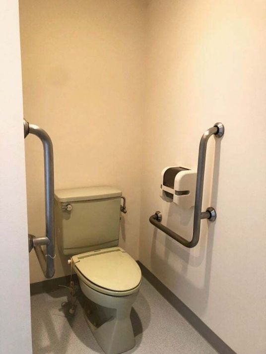 手すりがついた施設内のトイレの様子。立ち上がりと移動を助ける手すり付きトイレ