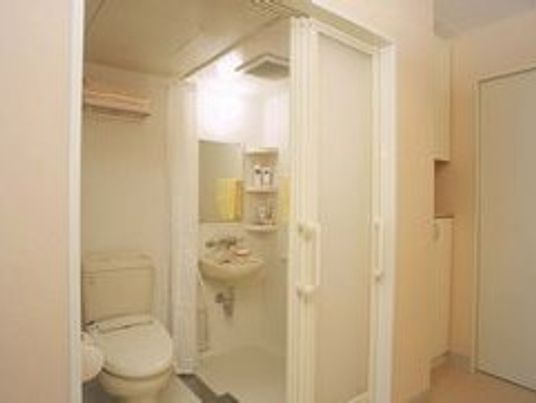 シャワーユニットが付いた個室。引き戸を開けるとトイレとシャワールームがある。