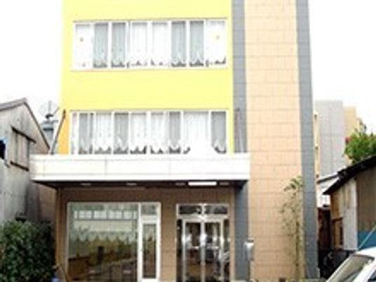 3階建ての建物はコンクリート製でどっしりとした頑丈な建物。やさしいパステルカラーの色合い。