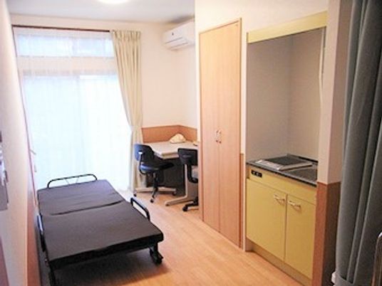 ベッドが置かれた居室には収納家具なども付き、日当たりも良好。