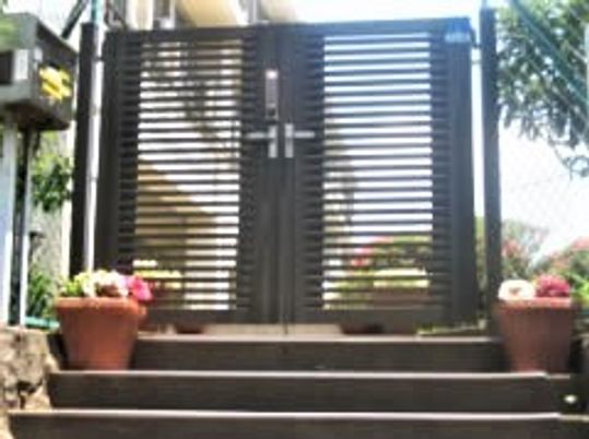 通常の建物にあるようなデザインのエントランス。黒い鉄製の門