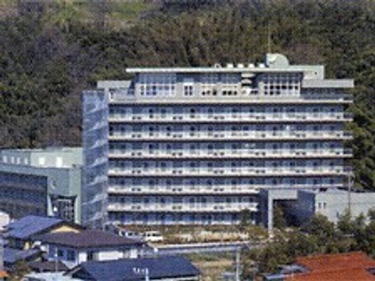 山間に建つケアハウスシニアマインド２１の外観。鉄骨造のマンションのような雰囲気の建物