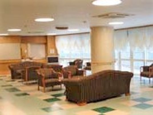 大きな複数人掛けソファが置いてある施設内のロビー。ホテルのような雰囲気の場所