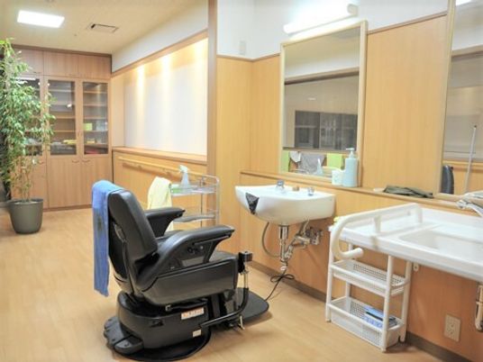 施設内に用意された理美容室の様子。専門のイスと鑑が置いてあるスペース