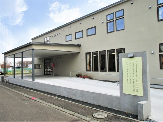 スッキリとしたデザインのサービス付き住宅の外観写真