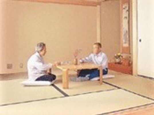 たたみのへやでくつろぐ二人の高齢者。リラックスしている時間