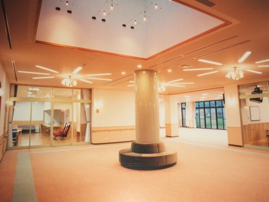 エントランスは広く、余計なものは置かれておらず、手すりが設置されている。
