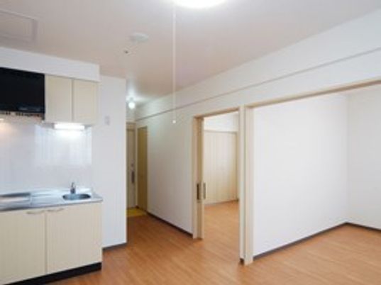 二人用の居室は広く、収納・トイレ・洗面に加えてキッチンもついている。