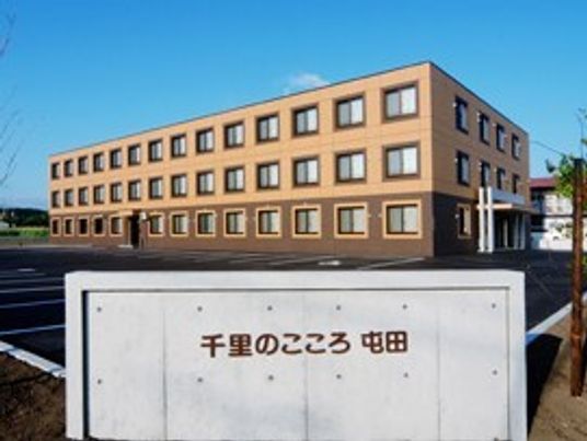 3階建ての建物は重厚感があり落ち着いた雰囲気。駐車スペースも広い。