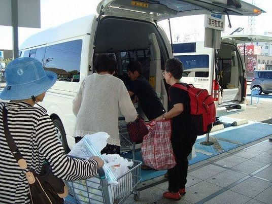 車で移動している様子。レクリエーション時の買い物の様子を写したもの