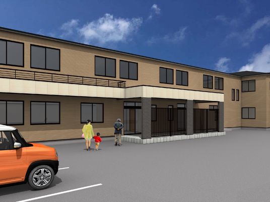２階建ての建物は横に長く、屋根が付き、２階部分にはベランダも設置されている。