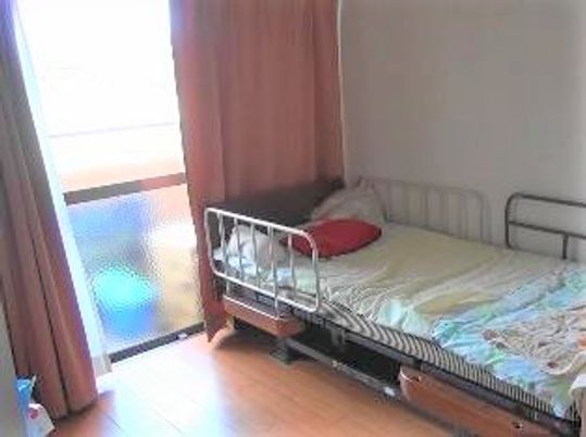 ワンルームタイプの部屋の様子。介護しようのベッドが置いてある