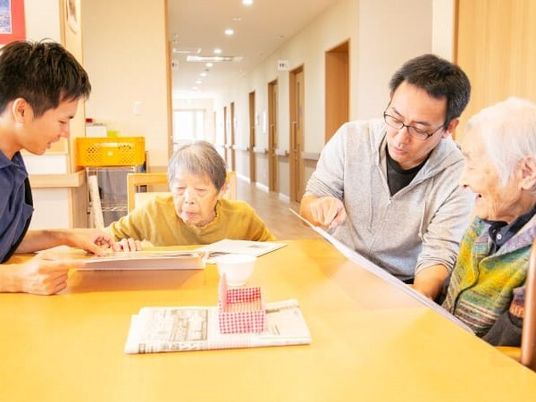 施設の利用者とスタッフが話をしている様子。施設内のリラックススペース