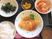 あんかけ料理をメインに野菜の副菜が2種類と白いご飯とみそ汁、漬物が並んでいる。