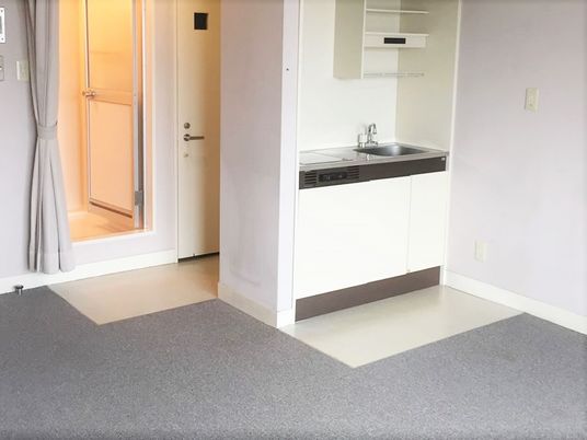キッチンやバス・トイレが付いている賃貸風のワンルームの部屋の様子