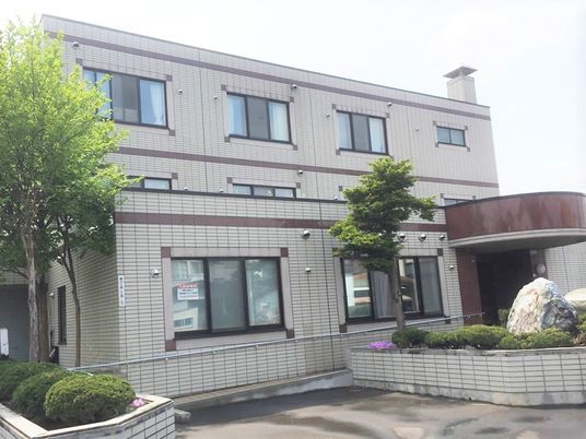大きめの一軒家のような外観の建物。サービス付き住宅「アイケア春光」の外観