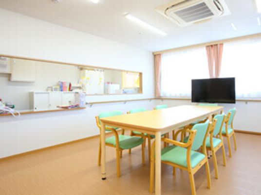 テレビやテーブル、いすなどが並べられている施設内のリビングスペースの様子