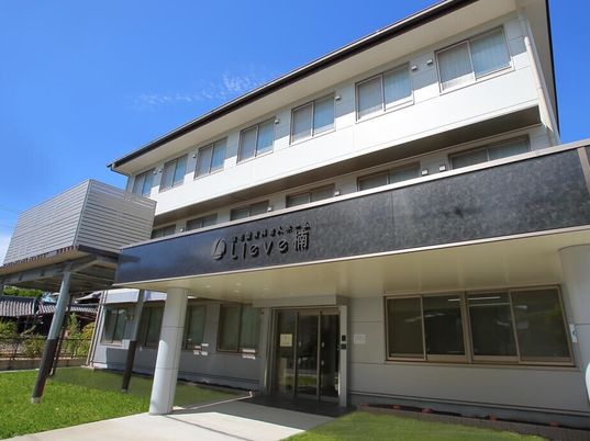 住宅型有料老人ホームリーベ楠の外観写真。鉄骨造の建物の外観