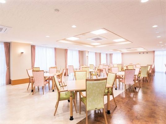 背の高い椅子がセットされたダイニングテーブルが複数並んだおしゃれな食堂。