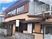 ２階建ての木造建築。一般家庭のようなブラウンを基調とした外観。