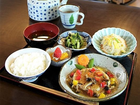 ご飯とおかず数種類が並べられているメニューの一例。ボリュームのあるメニューの写真