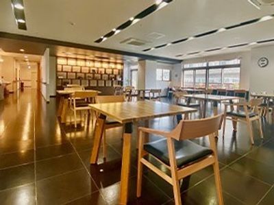 少人数向けのダイニングテーブルセットが複数置かれている食堂はカフェのような雰囲気。