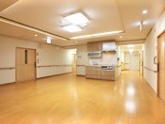 まだ家具などは置かれていないリビング。フローリングでキッチンも付いている。