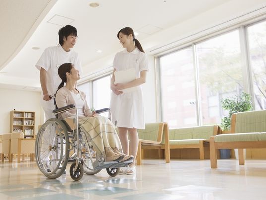 施設内の小さな個別浴室の様子。シャワーチェアと小さな浴槽がある部屋