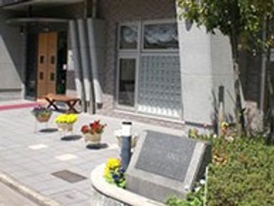 玄関先には季節の花が植えられた鉢が多く置かれ、あったかい雰囲気になっている。
